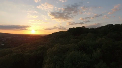 Aerial of tree covered mountain at sunset Vidéo 116203281