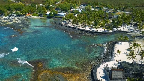 Aerial: Two Step Beach on Big Island Hawaii Vidéo 98527007
