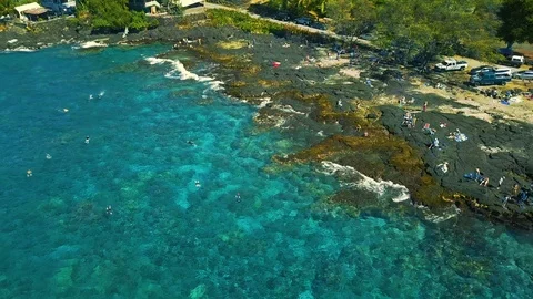 Aerial: Two Step Beach on Big Island Hawaii Vidéo 98539834