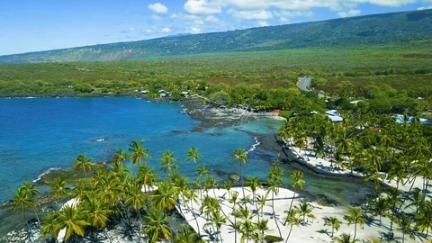 Aerial: Two Step Beach on Big Island Hawaii 스톡 동영상 98546185