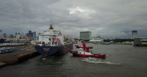 Aerial of Two Tugboats Pulling a Cargo Ship, Manila, Philippines Vídeos de archivo 78688330