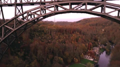 Aerial under the Müngsten bridge arch above the riverside park Stockbeeldmateriaal 338203295