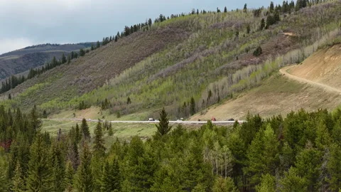 Aerial of US 40 highway in Uinta National Forest in spring time in Utah Vidéo 335801360