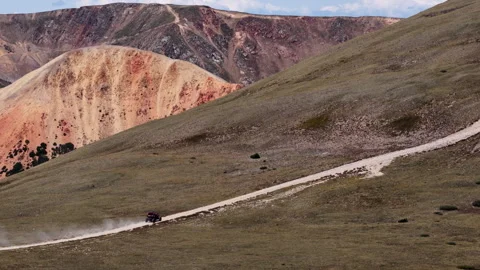 Aerial of UTV on dirt road through Pike National Forest on Red Cone Pass Vídeo Stock 343154184