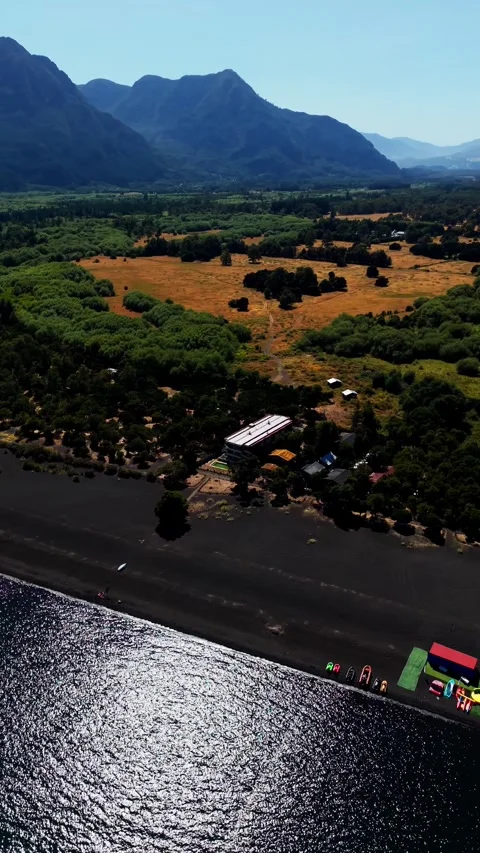 Aerial vertical 360 panoramic shot of Villarrica lake beach in Pucon with t.. Video stock 339252133