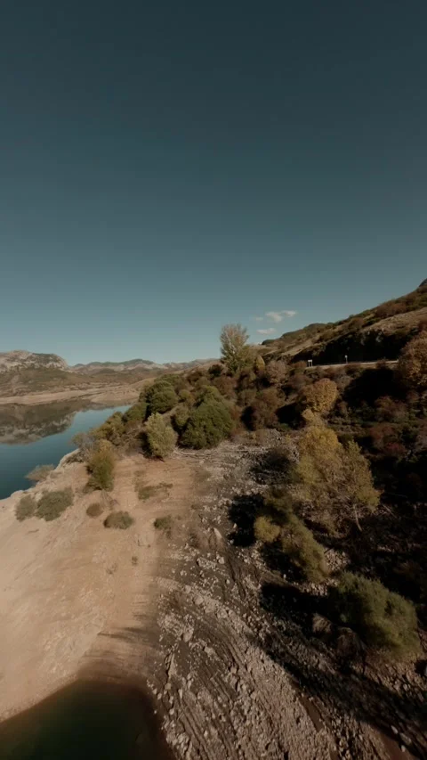 Aerial Vertical FPV Drone Flight Over Porma Reservoir In Leon Spain Vidéo 334658591