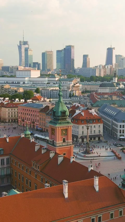 Aerial vertical sunset view of Warsaw Royal Castle and the Castle Square. 스톡 동영상 321908236
