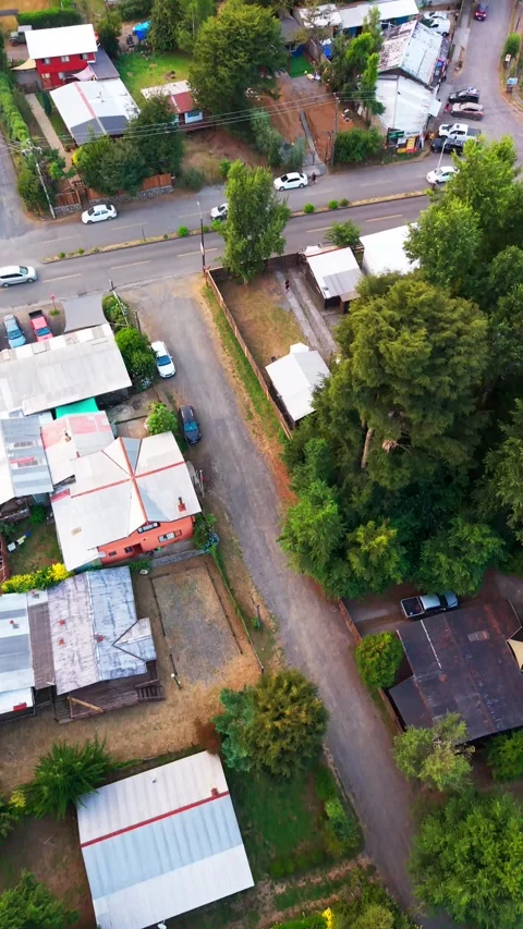Aerial vertical tilting shot over a small rural town neighborhood with hous.. Vídeos de archivo 339252189