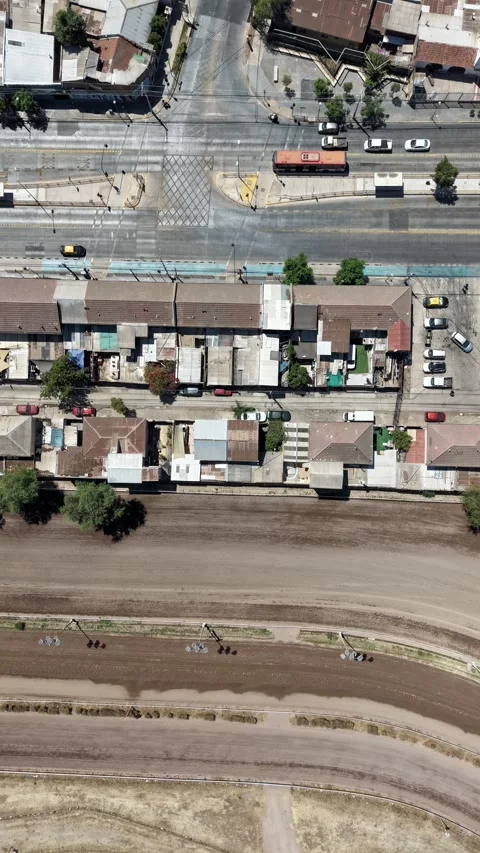 Aerial vertical tracking shot looking straight down over a street with hous.. Video stock 339252162