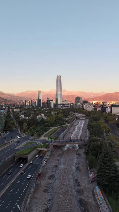 Aerial vertical tracking shot over Mapocho river facing the illuminated Cos.. Vídeos de archivo 339252156