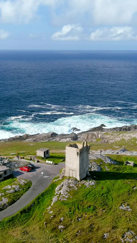 Aerial vertical view of Banba's Crown, Malin Head, Wild Atlantic Way, Ireland. 库存影片 303376633