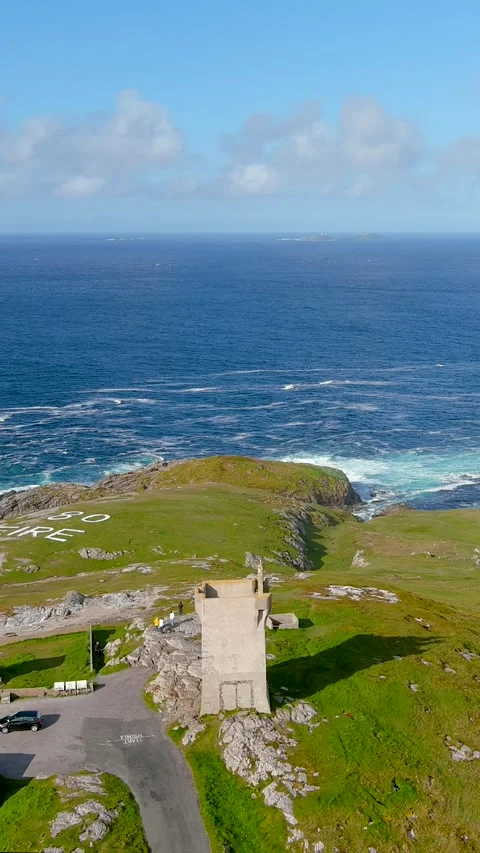 Aerial vertical view of Banba's Crown, Malin Head, Wild Atlantic Way, Ireland. 스톡 동영상 304704317