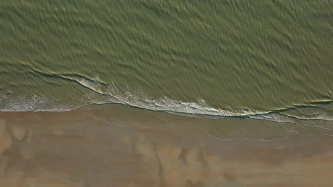 Aerial vertical view of graphic waves splashing on beaches Video stock 144552823