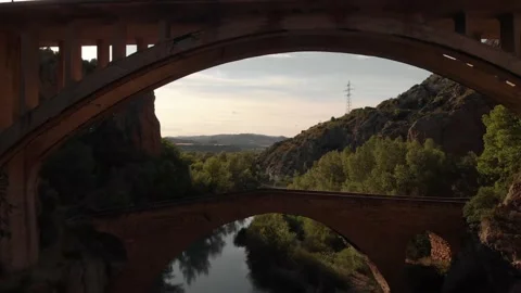 Aerial Video Between Two Bridges with Birds Flying Around in Canyon in Huesca Vídeos de archivo 130797013