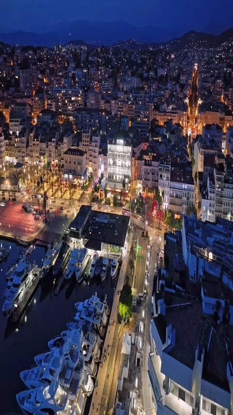 Aerial video in Cannes with a view of the beach and luxurious buildings at 库存影片 319965542