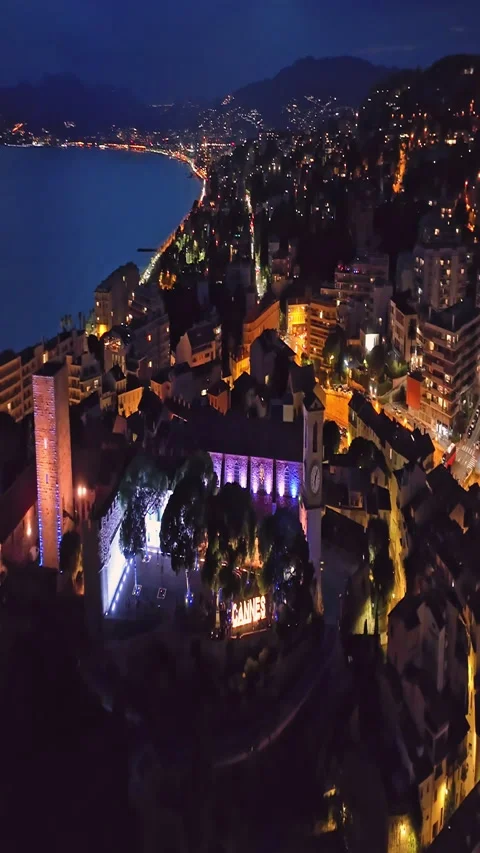 Aerial video in Cannes with a view of the beach and luxurious buildings at 库存影片 320425043
