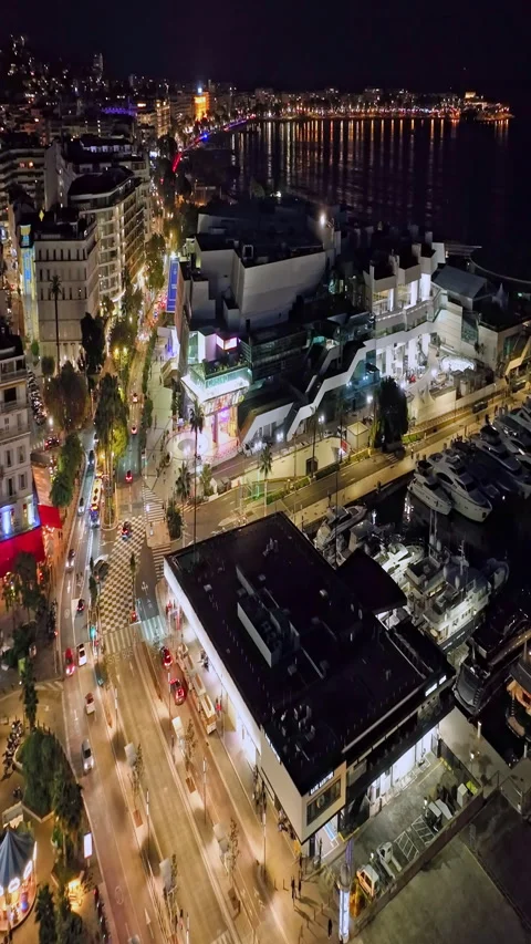 Aerial video in Cannes with a view of the beach and luxurious buildings at 库存影片 320429875