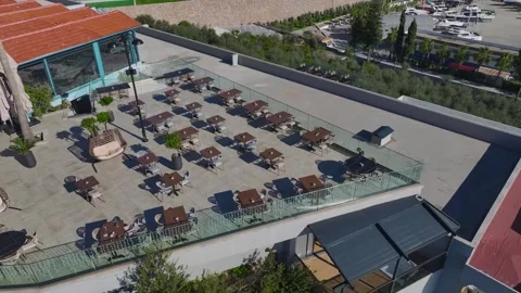 Aerial Video: Cliffside Dining With Pools Overlooking the Beach and 库存影片 342531382