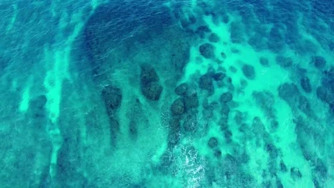 Aerial video of drone flying down toward stranquil clear blue water in Nusa Stock Footage 204959532