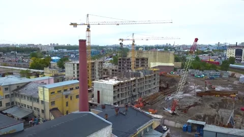 Aerial video drone of large construction of buildings in the city using cranes Vidéo 220680708