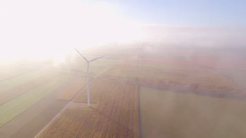 Aerial video with fields with windmills. Vidéo 348456370