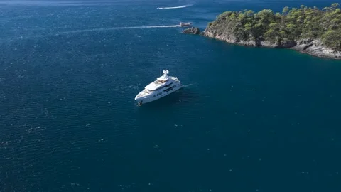 Aerial Video high angle view of yacht in deep blue water 库存影片 341287248