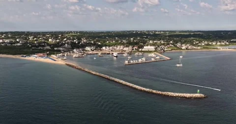 Aerial video, hyperlapse, of Block Island's Ferry, on a sunny summer day. Vidéo 346008281