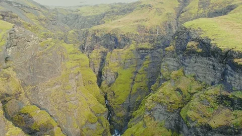 Aerial video of Iceland dramatic mountain landscape. Vidéo 125552998