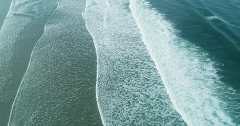Aerial video of long parallel waves rolling onto a sandy beach The Hypnotic.. 스톡 동영상 316833447