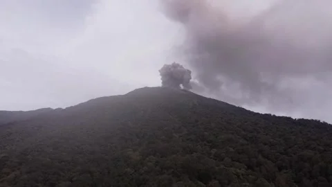 Aerial Video of Mount Marapi Eruption Vídeos de archivo 292910811
