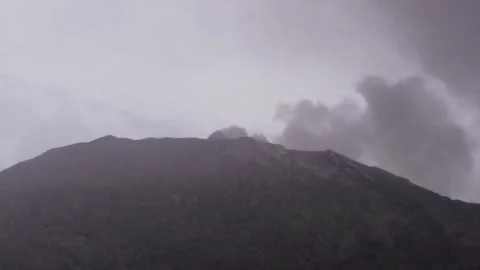 Aerial Video of Mount Marapi Eruption Vídeos de archivo 292910815