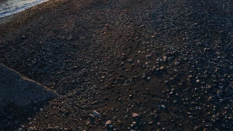 Aerial video shooting. The camera at sunset moves low over the rocky shore Vidéo 106975965