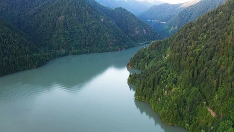 Aerial video shooting. Clear lake Ritsa, high in the mountains of Abkhazia. Vidéo 111054853