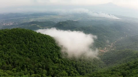 Aerial video shooting. Thick clouds over the mountains. Vidéo 110353427