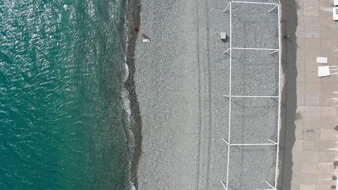 Aerial video shooting. View down. Flying over the beach. The black sea Sochi. Vidéo 109200032