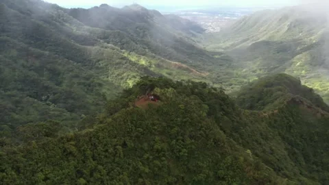 Aerial video of the summit of the Kolau Mountain Range on the island of Oahu in Stock Footage 268815053