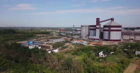 Aerial video of tall elevator on summer day Vídeos de archivo 158668740