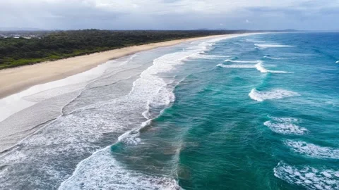 Aerial Video of Waves Rolling Onto North Shore Beach Vídeo Stock 343247577