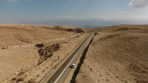 Aerial video.road to the dead sea through mountains and desert. Stockbeeldmateriaal 83878843