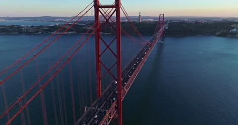 Aerial view of 25 de Abril bridge over the Tagus River at sunset in Lisbon 库存影片 311501139