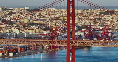 Aerial view of 25 de Abril bridge over the Tagus River at sunset in Lisbon 库存影片 312271063