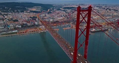 Aerial view of 25 de Abril bridge over the Tagus River at sunset in Lisbon 库存影片 316050744