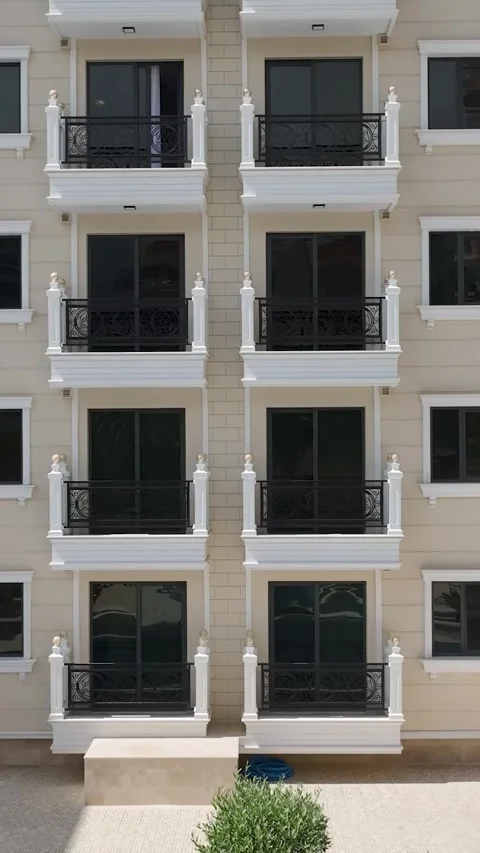 Aerial View 4K: Construction of Stunning White Homes on the Mediterranean Shore 库存影片 344256706