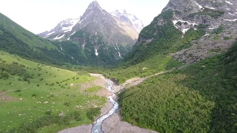 Aerial view .4K flying over the river to the mountains Stockbeeldmateriaal 73600580