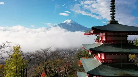 Aerial view 4k Video of Mount Fuji and mist view from behind Chureito Pagoda. Stockbeeldmateriaal 121344079