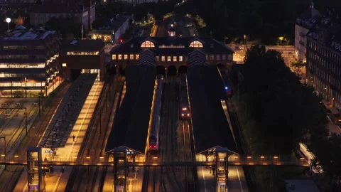 Aerial view of Aarhus central station at night with trains arriving and dep.. Vidéo 335134489