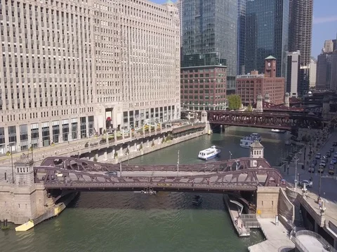 Aerial view above the Chicago River Видео 80314065