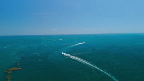Aerial view from above on the ocean surface with a foam trace of the boat near Vidéo 314685963