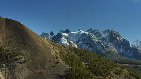Aerial view of the Absaroka Mountain range in Montana Vidéo 265908648