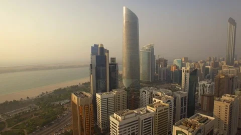 Aerial view. Abu Dhabi cityscape from Corniche Beach. 4K Vidéo 80205352